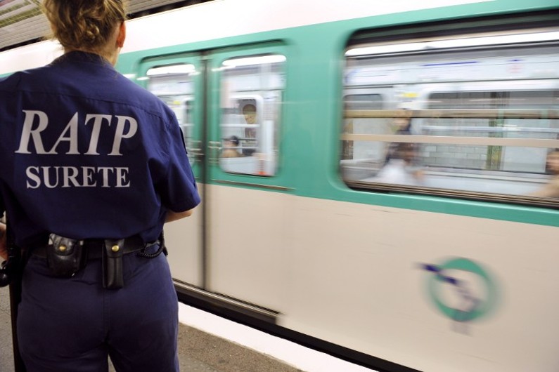 Harcèlement sexuel : pour éviter les gestes déplacés, une femme sur deux adapte sa tenue dans les transports en commun