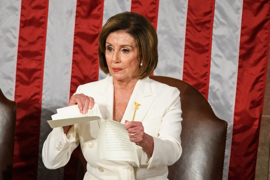 La cheffe démocrate Nancy Pelosi déchire le discours de Donald Trump.