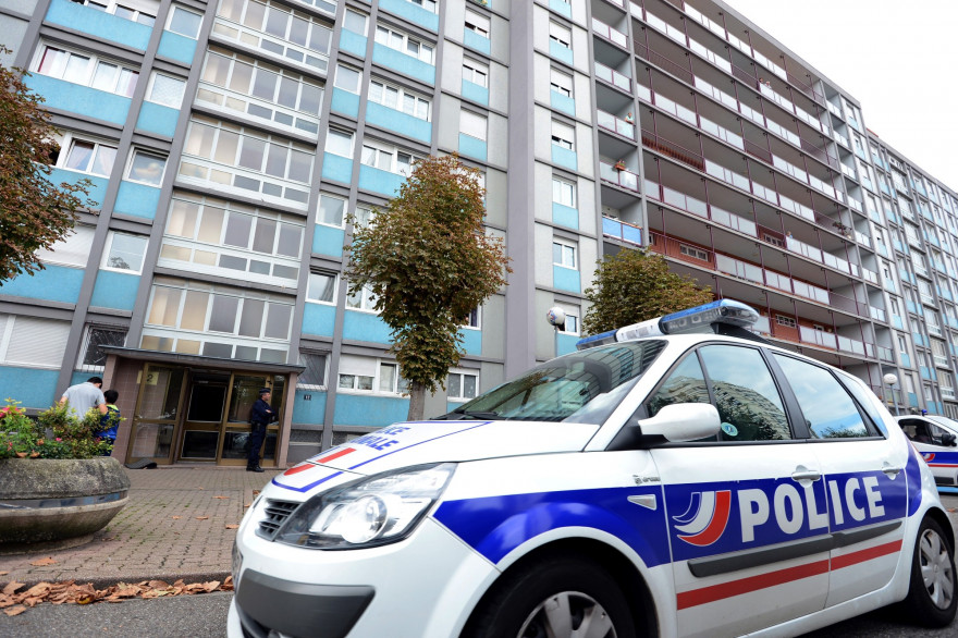 Une voiture de police au pied d'une tour d'immeuble (illustration)