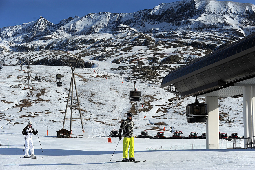Des skieurs dans les Alpes (illustration)