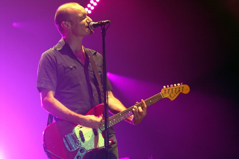 Gaëtan Roussel, chanteur de Louise attaque, en concert
