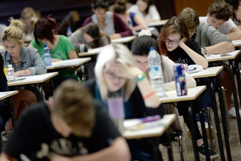 Des lycéens planchent sur une épreuve du baccalauréat