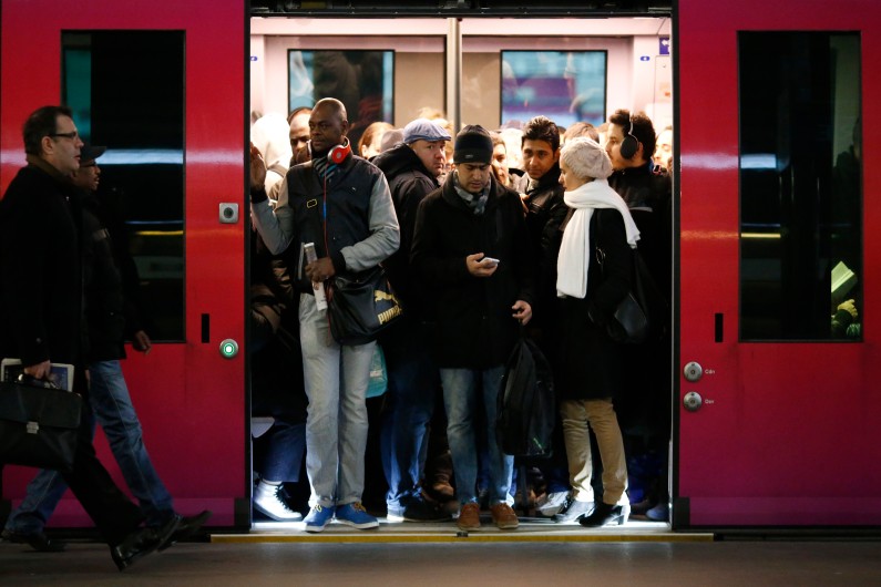 Des passagers dans les transports en commun