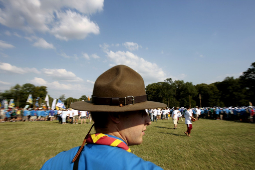 Un responsable devant un rassemblement de scouts (illustration)