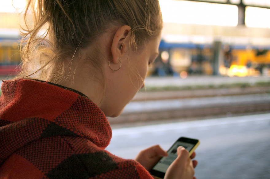Une femme utilise son smartphone (illustration).