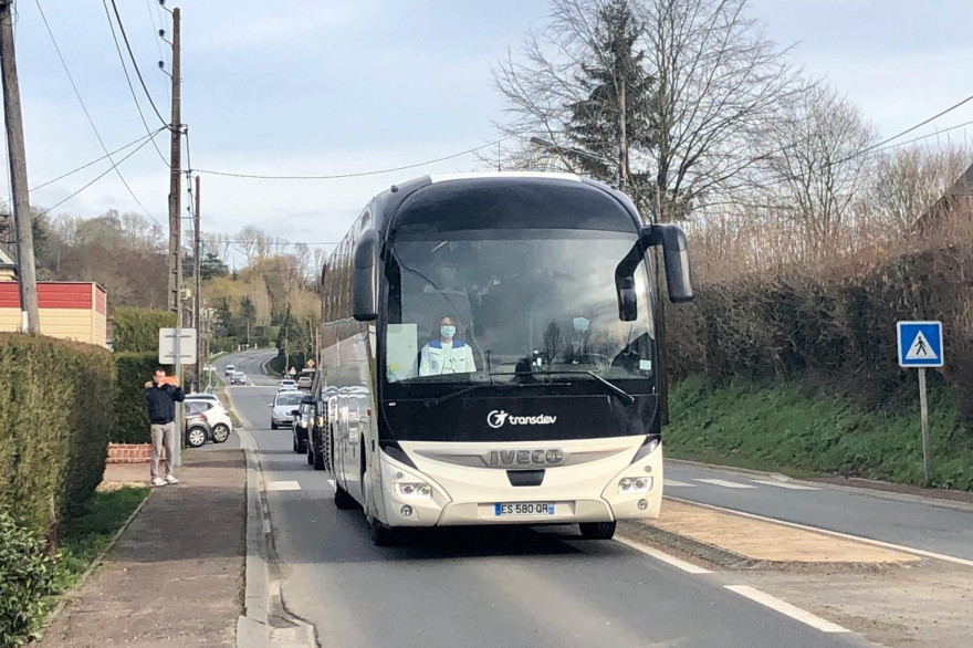 Le bus des rapatriés de Wuhan arrivant au centre de vacances dans le Calvados, où ils seront confinés 14 jours