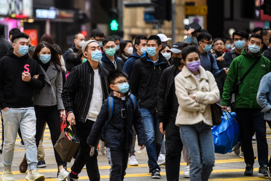 Illustration de passants à Hong Kong en janvier 2020