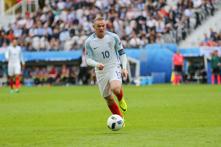 Wayne Rooney balle au pied contre le Pays de Galles, le jeudi 16 juin