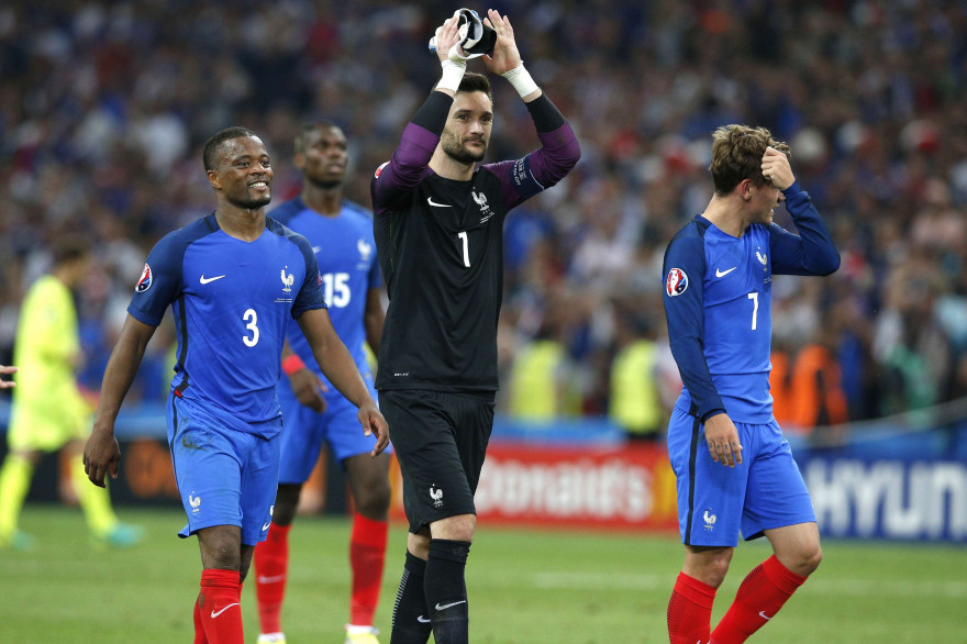 Hugo Lloris célèbre la victoire contre l'Albanie, mercredi 15 juin