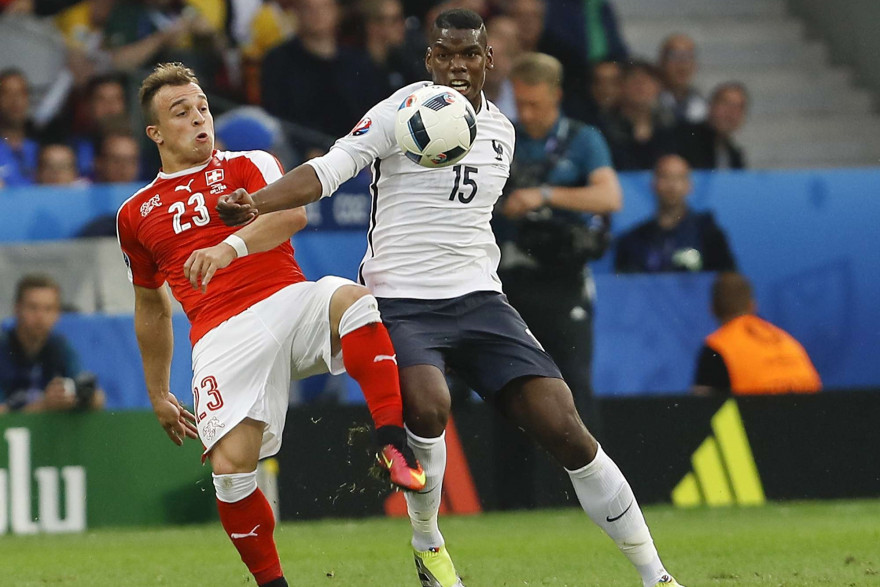 Paul Pogba contrôle ballon devant Shaqiri, dimanche 19 juin