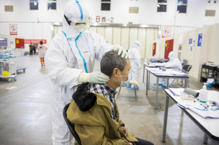 Un médecin ausculte un patient présentant des symptômes du coronavirus le 17 février 2020 à Wuhan en Chine.