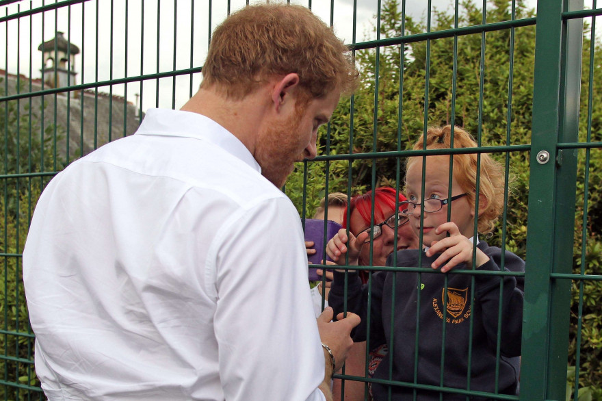 Le prince Harry courtisée par une petite fille, le 21 juin 2016