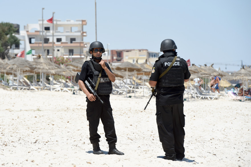 Quelques jours après l'attentat qui a fait 39 morts et 39 blessés le 26 juin 2015, la police tunisienne surveille la plage de Sousse