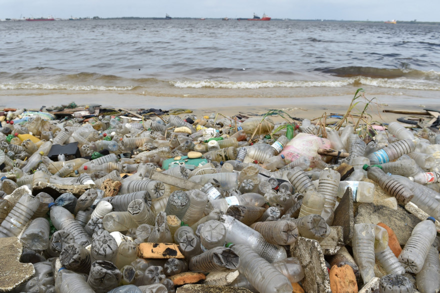 Des déchets plastique sur une plage d'Abidjan en Côte d'Ivoire