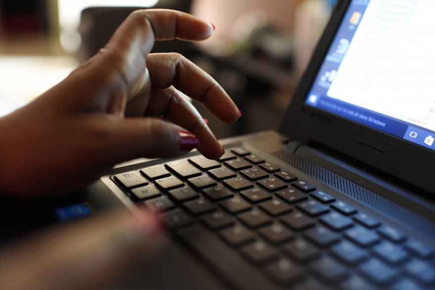 Une femme sur internet (illustration)