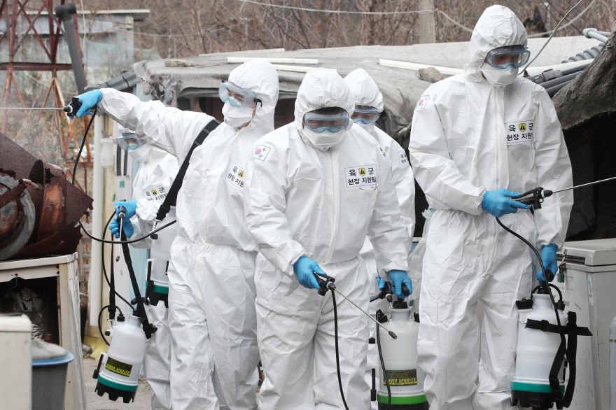 Des soldats sud-coréens désinfectant avec du spray afin de lutter contre le coronavirus.