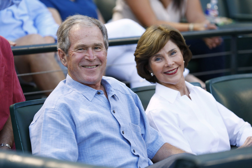 George W. Bush a adopté une attitude troublante lors d'un hommage à Dallas