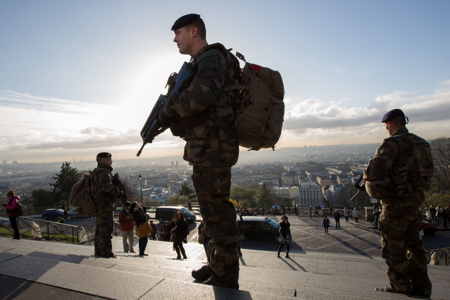Un militaire de l'opération Sentinelle, le 26 novembre 2015 à Paris (illustration)