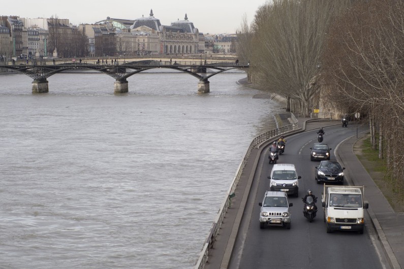 Des voitures sur les voies sur berge à Paris