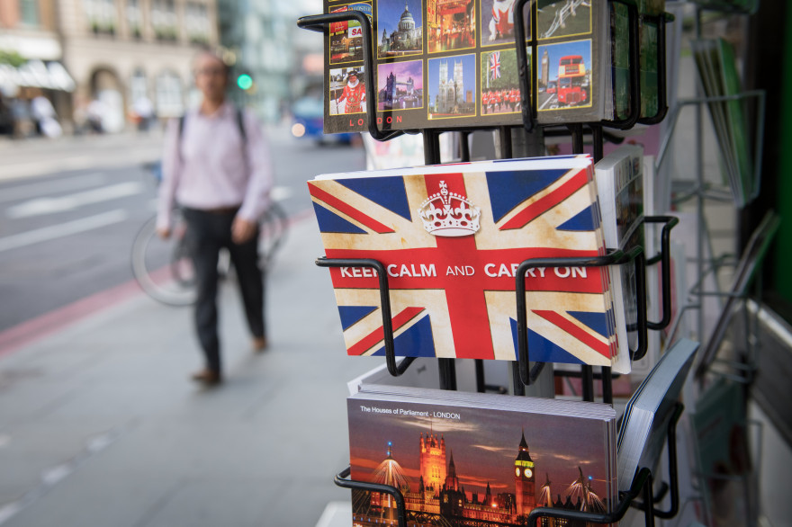 Une carte postale en vente dans le centre de Londres