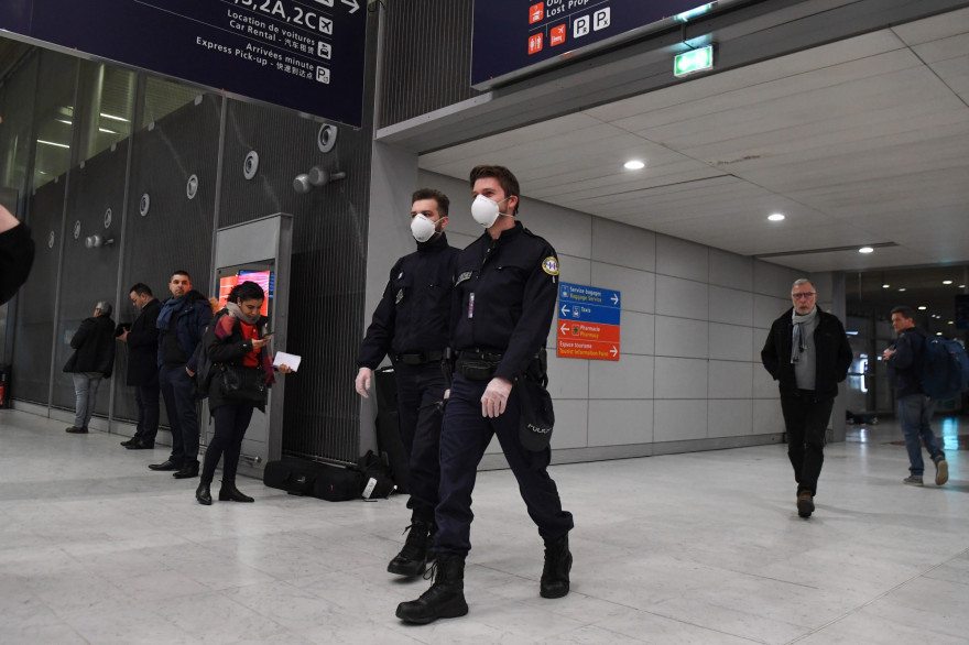 Des policiers portent des masques lors de l'épidémie de coronavirus à l'aéroport Roissy-Charles de Gaulle, le 26 janvier 2020