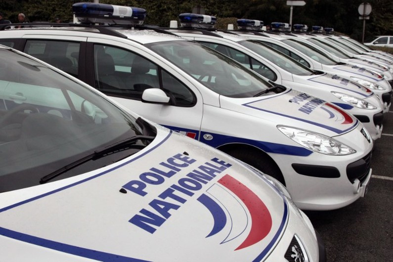 Des voitures de police stationnées à Bobigny, le 30 septembre 2008 (illustration)