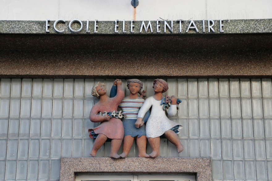 L'entrée d'une école élémentaire à Paris (illustration)