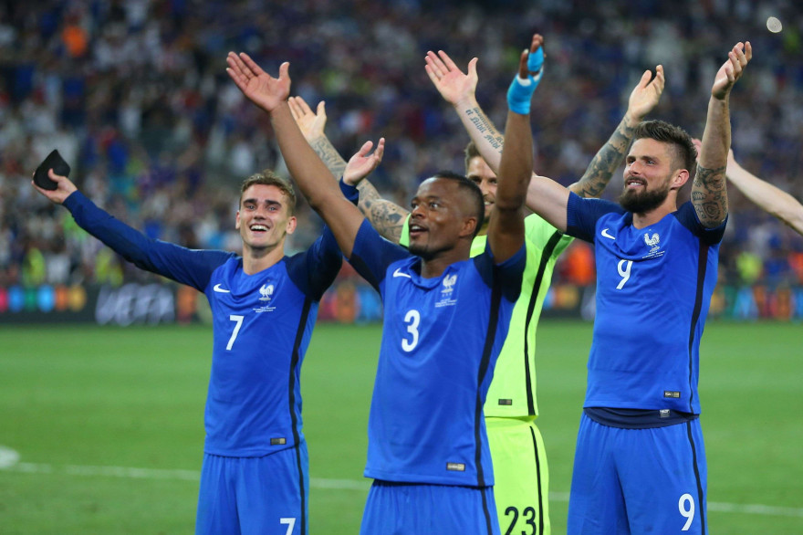 Antoine Griezmann, Patrice Évra, Benoît Costil et Olivier Giroud communient avec le public de Marseille