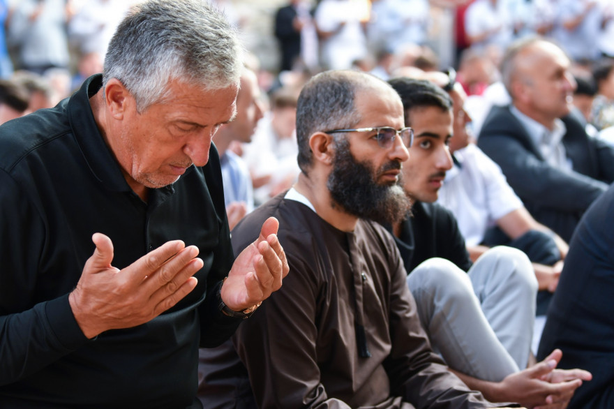 Des musulmans faisant une prière devant une mosquée (illustration)
