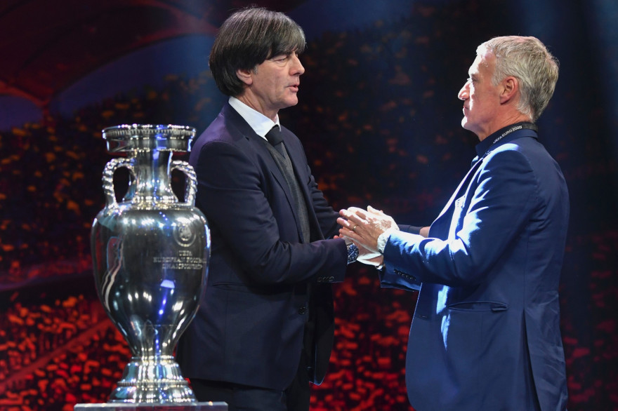 Le sélectionneur de l'Allemagne Joachim Löw avec Didier Deschamps à Bucarest le 30 novembre 2011