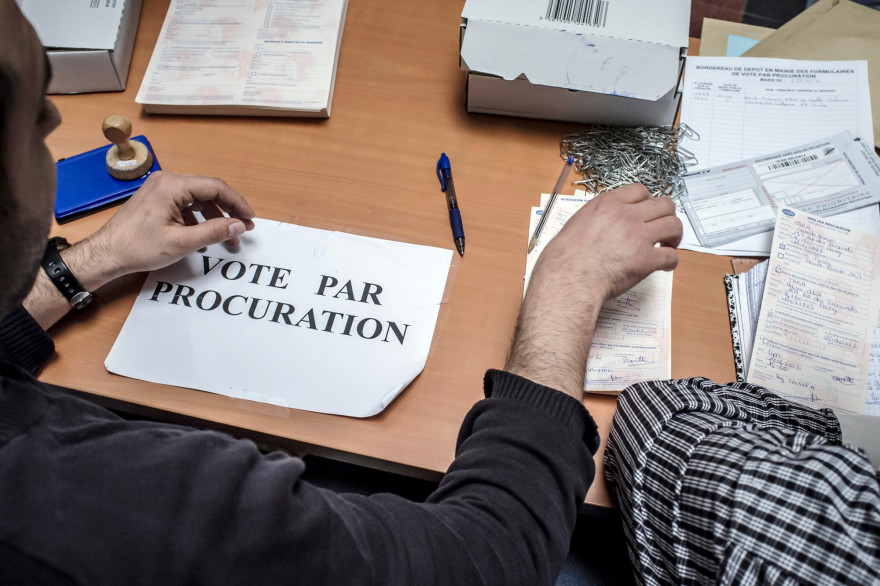 Le formulaire de vote par procuration peut être obtenu sur Internet