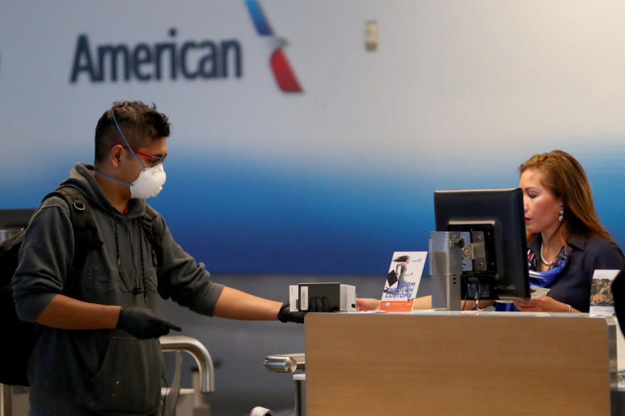 Un passager portant un masque pour se protéger de l'épidémie de coronavirus à l'aéroport international Forth Worth de Dallas, le 13 mars 2020