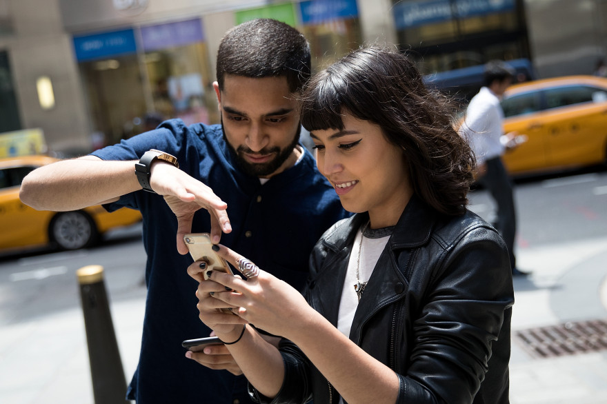 Deux jeunes gens jouent à Pokémon Go dans les rues de New York, en juillet 2016 (illustration).