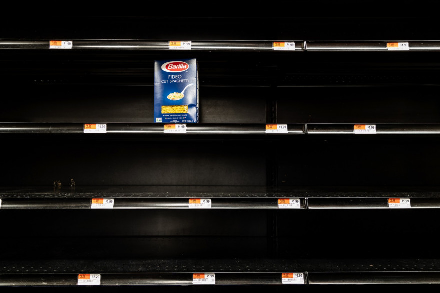 Des rayons vides dans un magasin à New York, en raison de l'épidémie de coronavirus, le 13 mars 2020