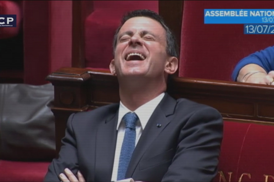 Manuel Valls pris d'un fou rire en pleine séance à l'Assemblée nationale