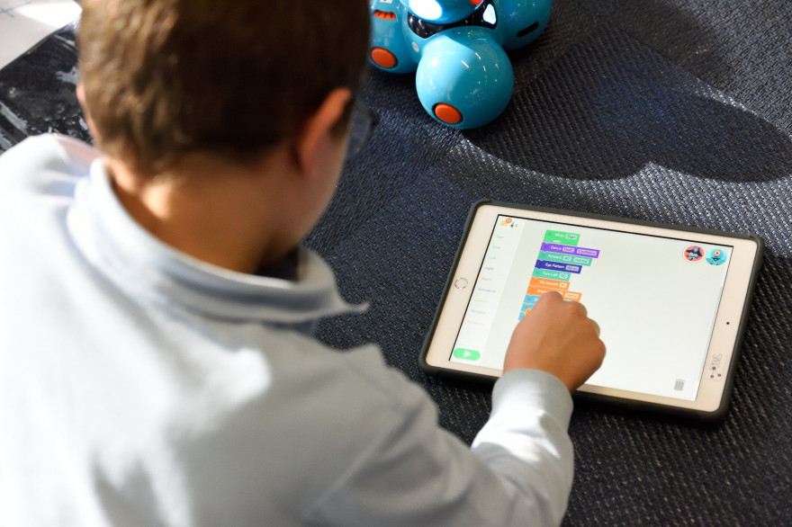Un enfant utilise une tablette