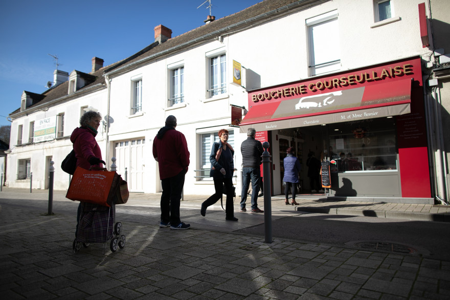 Des clients font la queue devant une boucherie normande (illustration)
