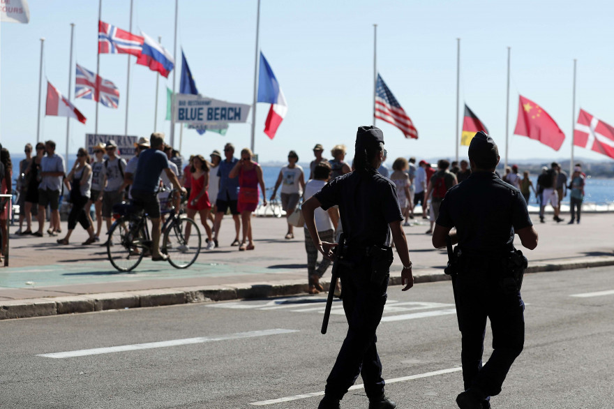 Des policiers patrouillent sur la promenade des Anglais, le 16 juillet à Nice