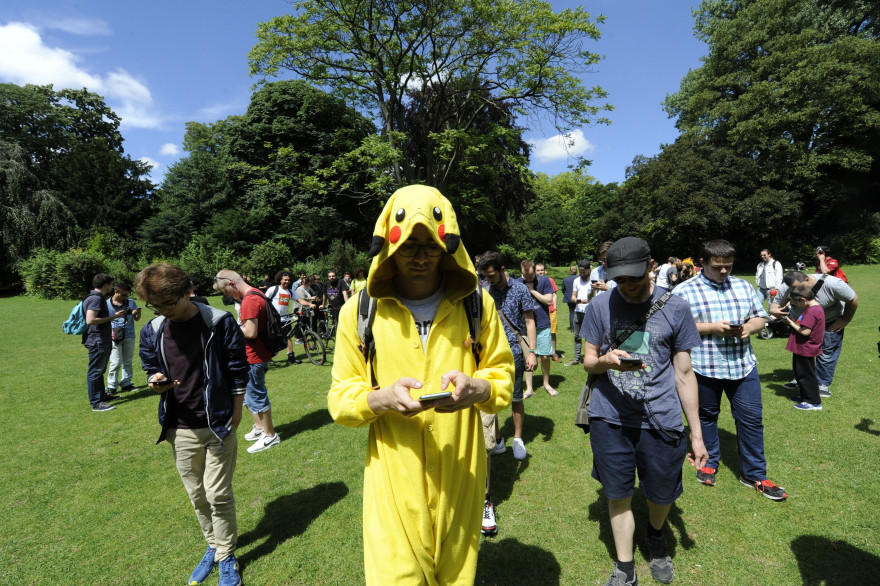 Un rassemblement de joueurs de "Pokémon Go" à Lille le 16 juillet 2016