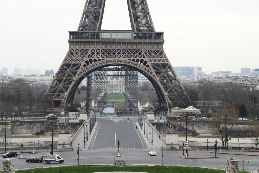 Coronavirus : la Tour Eiffel au premier jour de confinement, mardi 17 mars 2020