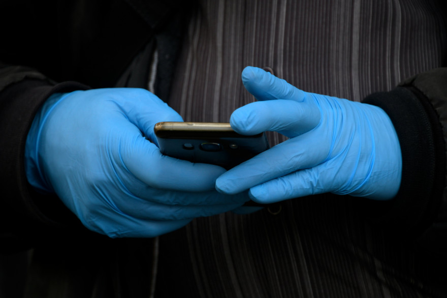 Un smartphone manipulé par une personne se protégeant du coronavirus à Madrid en mars 2020