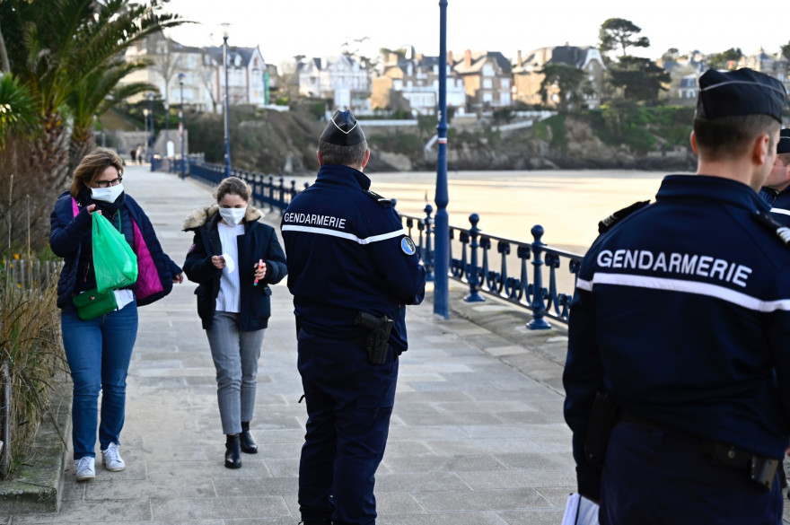 Des gendarmes patrouillent près de la plage le 17 mars 2020.