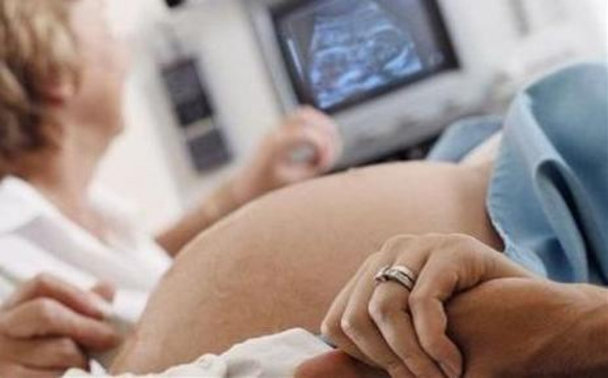 Une femme enceinte passe une échographie (Illustration)
