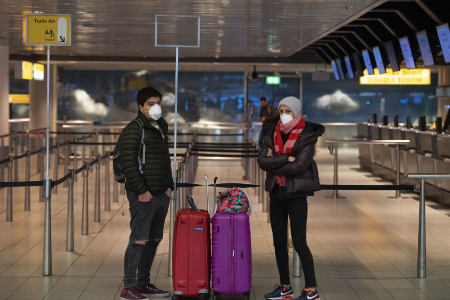 Des passagers en transit à l'aéroport d'Amsterdam-Schiphol.