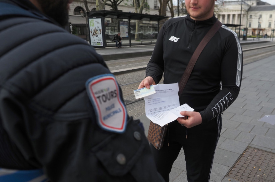 Les Français doivent présenter une attestation imprimée ou écrite à la main pour quitter leur domicile en période de confinement