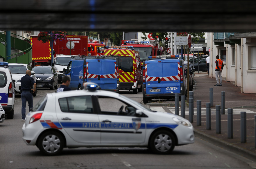 Les forces de police et de secours aux abords de l'église de Saint-Etienne-du-Rouvray où une prise d'otages a eu lieu, le 26 juillet 2015