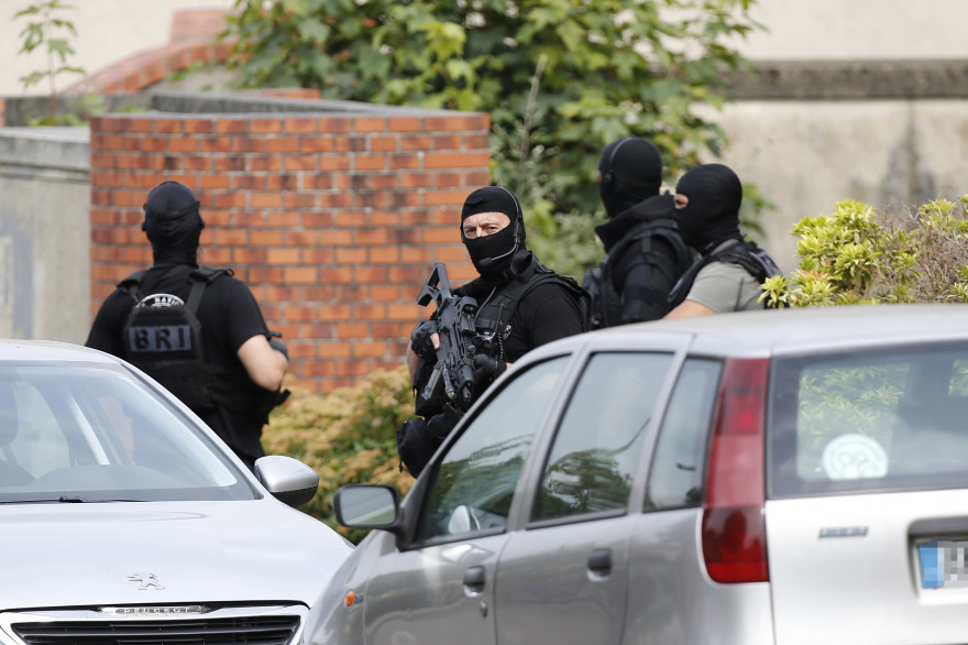 Saint-Étienne-du-Rouvray: des armes blanches et un "dispositif factice"