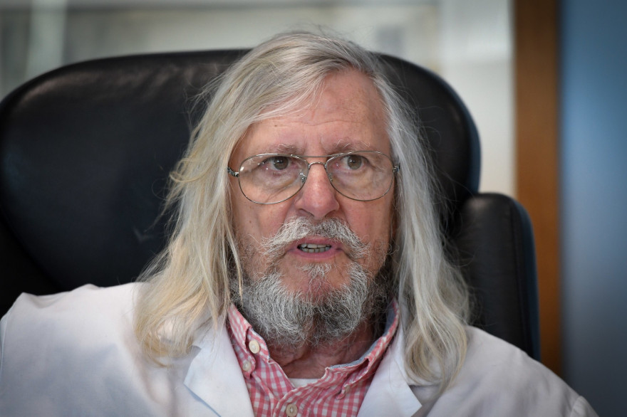 Le professeur Didier Raoult, dans son bureau à Marseille le 26 février 2020.