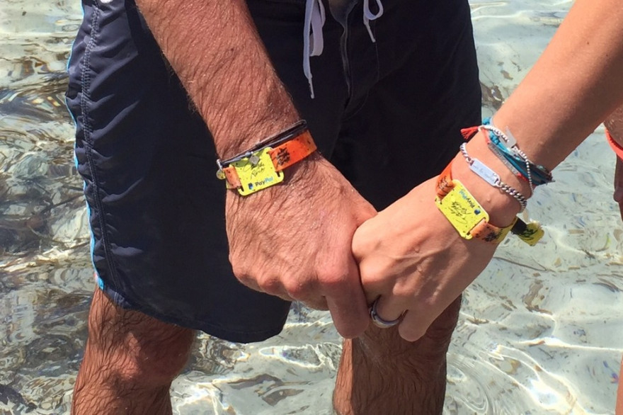 Des festivaliers portent le bracelet cashless au festival Calvi on the rocks en juillet 2016