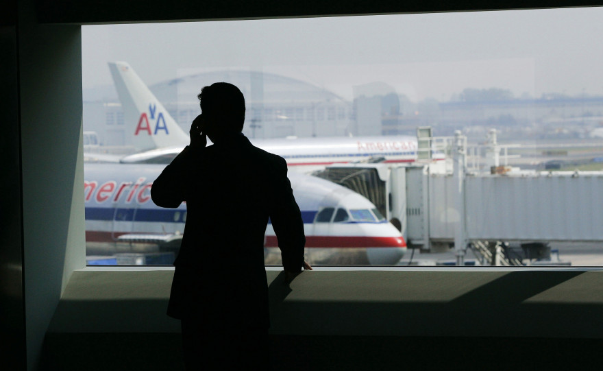 Un homme patientant dans l'aéroport JFK de New York (illustration)